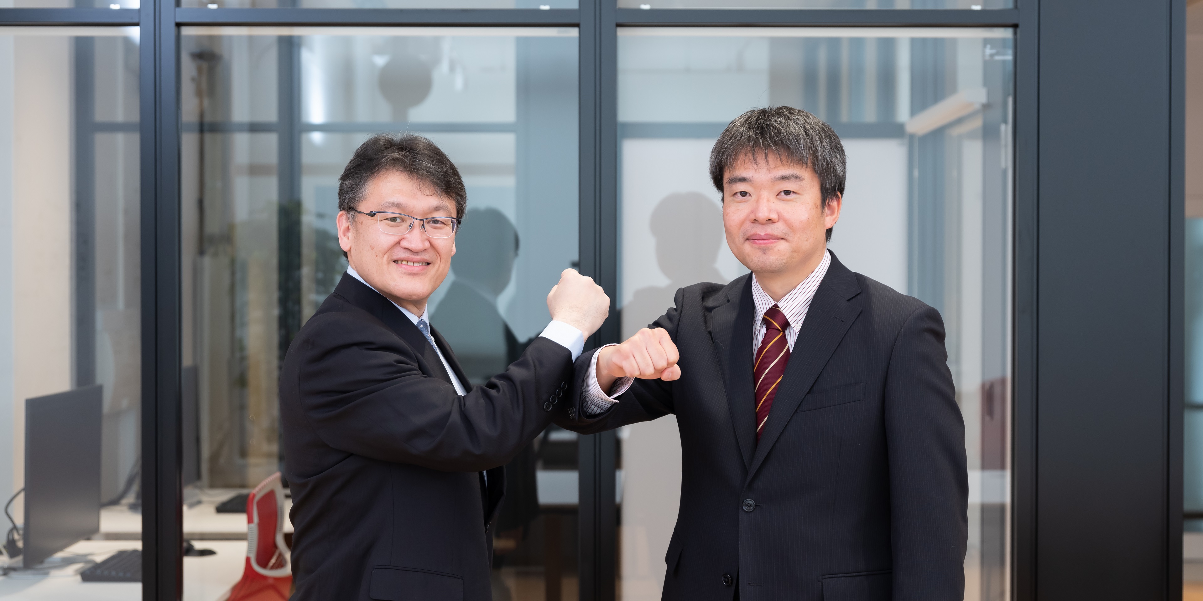 Norihiro Hara, Senior Chief Engineer of Hitachi (left) and Kazuo Goda, Associate Professor of UTokyo-IIS (right)